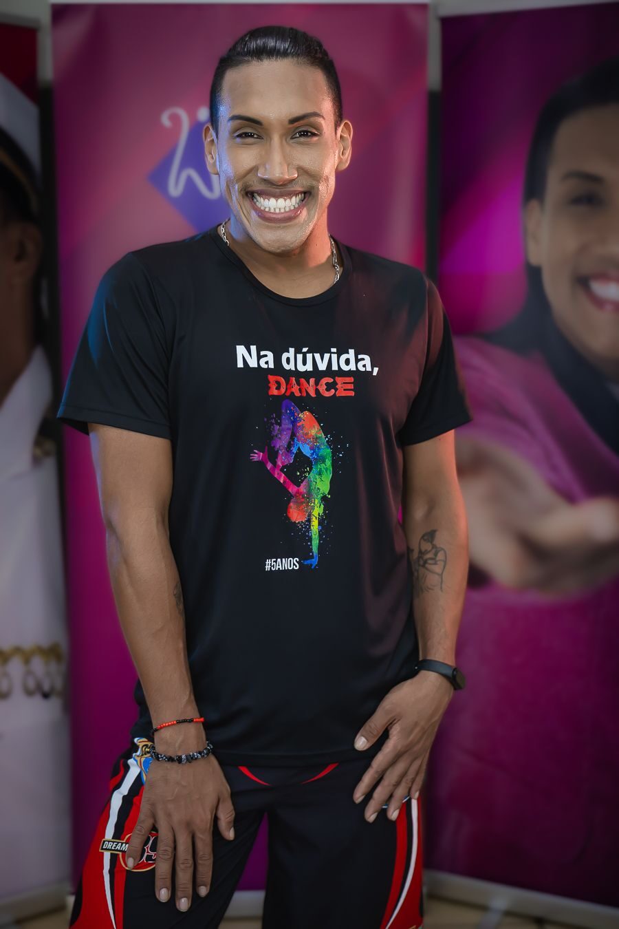 Retrato de Walace Rocha com a camiseta Na dúvida, DANCE